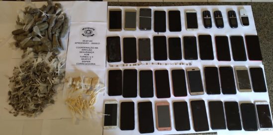 Policiais encontram dezenas de celulares e drogas no presídio de Campos