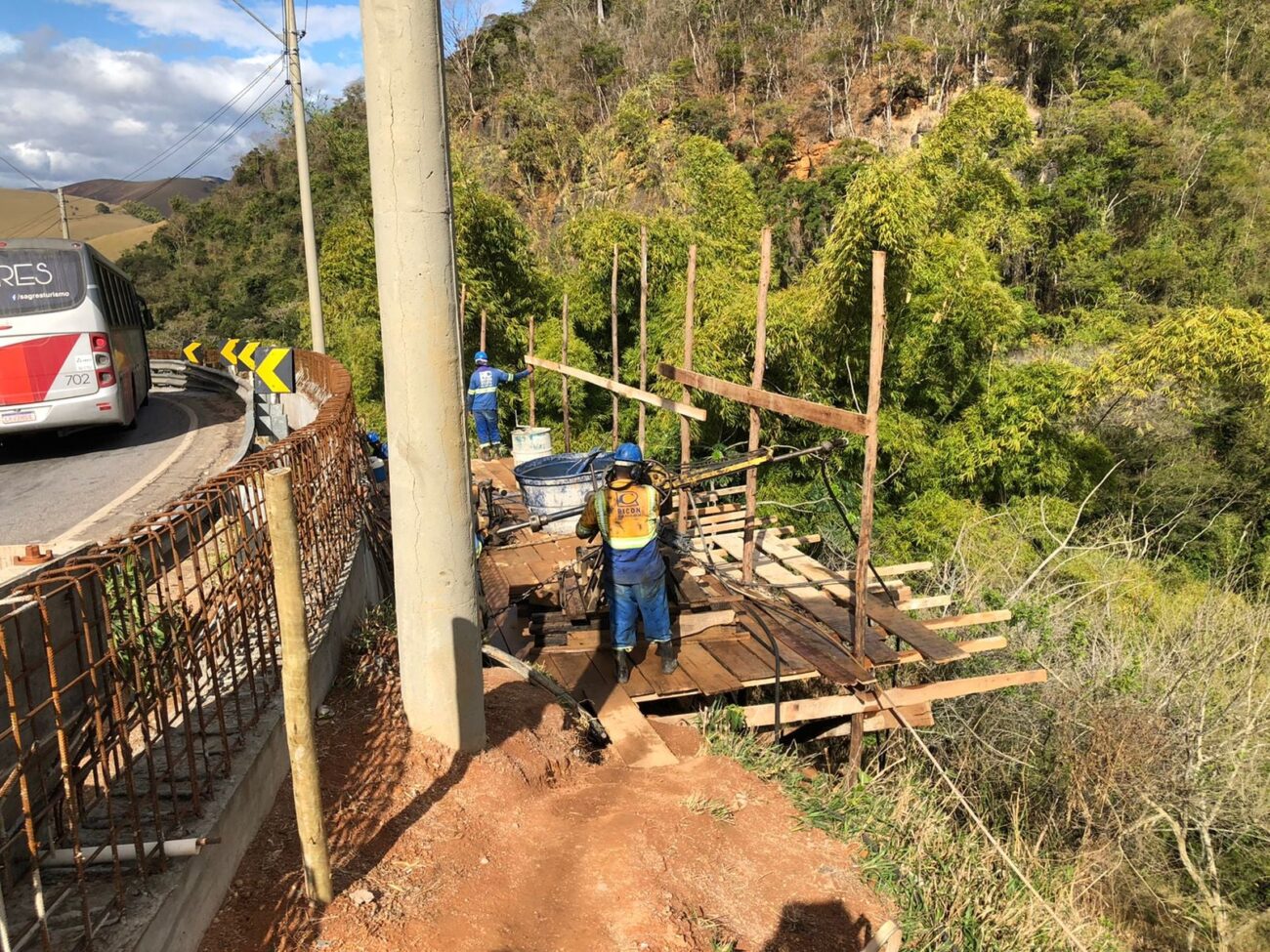 RJ-116: Concessionária realiza obras na Curva do Perigo, em Macuco