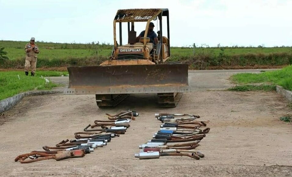 Com trator, canos de motos barulhentas são destruídos no Norte Fluminense