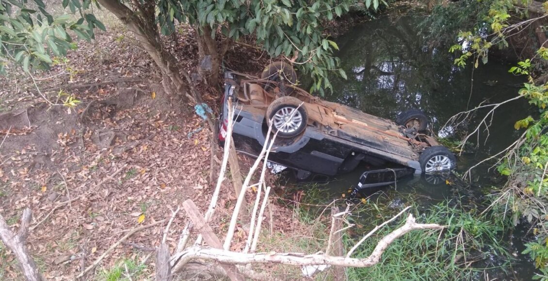 Motorista perde controle de picape e cai em valão em Itaperuna