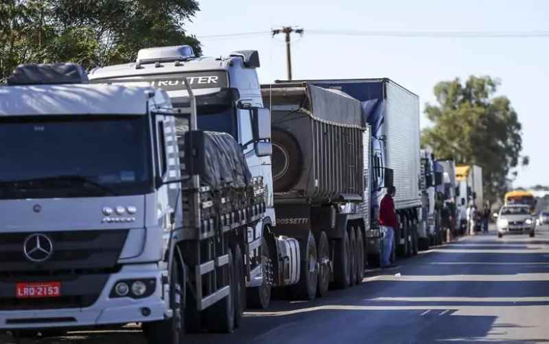 Caminhoneiros ocupam rodovias em Campos, Petrópolis, Pádua e outras cidades