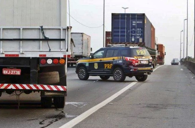 Caminhoneiros ocupam rodovias em Campos, Petrópolis, Pádua e outras cidades 1 Caminhoneiros bolsonaristas bloquearam uma pista da rodovia Washington Luís, sentido Petrópolis, na manhã desta quinta