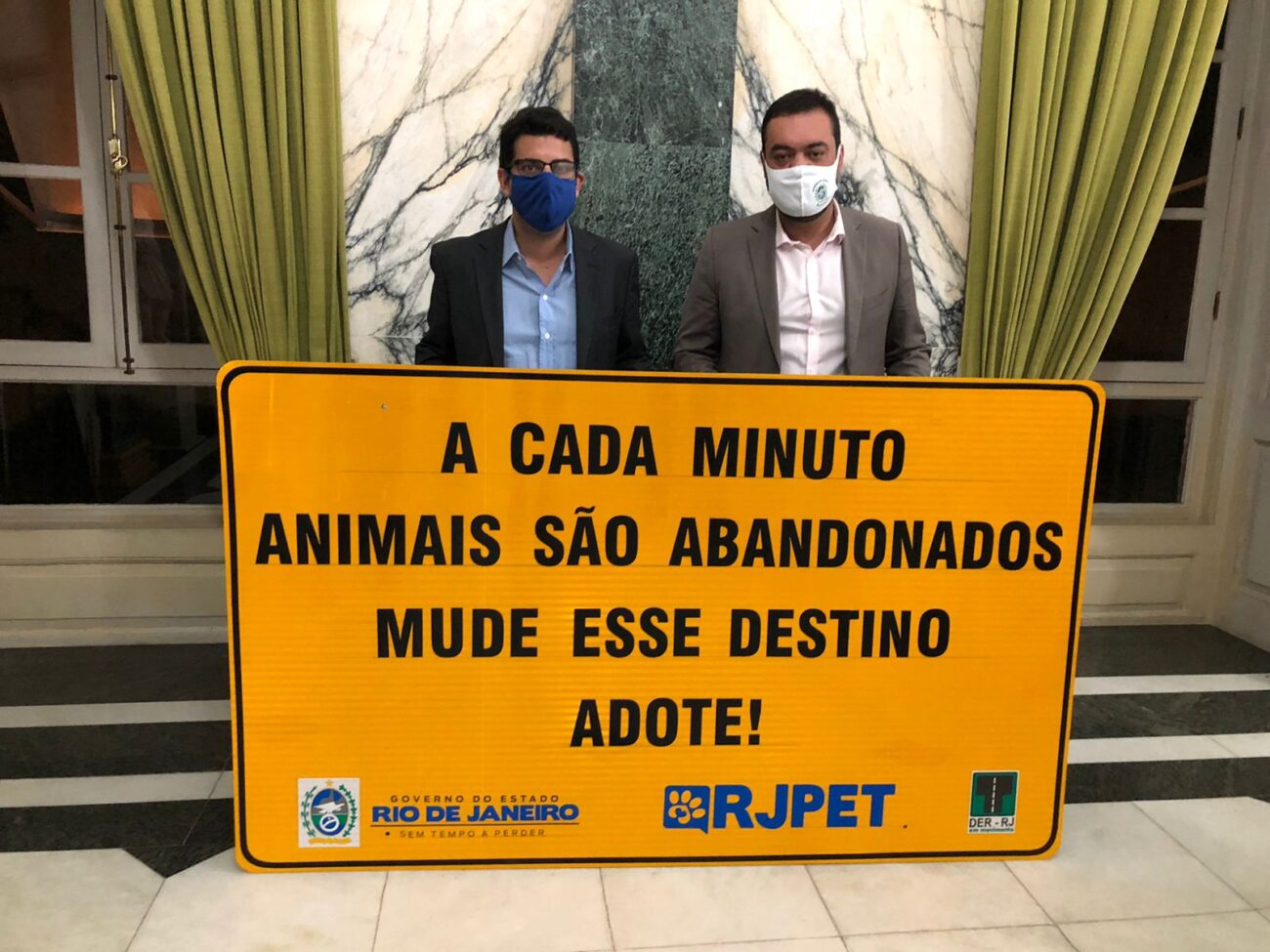 Via Lagos recebe placas contra o abandono de animais em estradas 1 Via Lagos recebe placas contra o abandono de animais em estradas