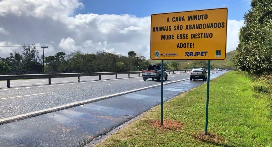 Via Lagos recebe placas contra o abandono de animais em estradas