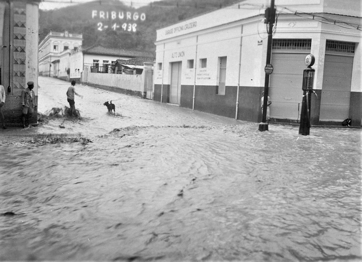 As enchentes do Rio Bengalas no cotidiano de Nova Friburgo 6 A garotada ficava espadanando na água. Acervo pessoal