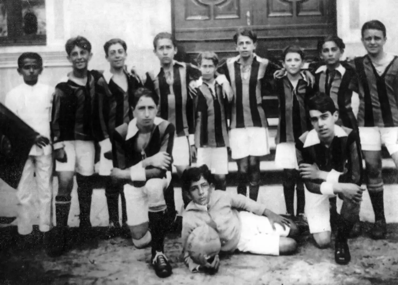 Ascensão e decadência: a história do futebol em Nova Friburgo 2 Alunos do Colégio Anchieta na década de 1920. Acervo pessoal