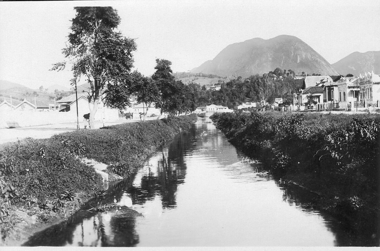 As enchentes do Rio Bengalas no cotidiano de Nova Friburgo 3 Ao longo de sua história o Rio Bengalas foi sendo retificado. Acervo pessoal.