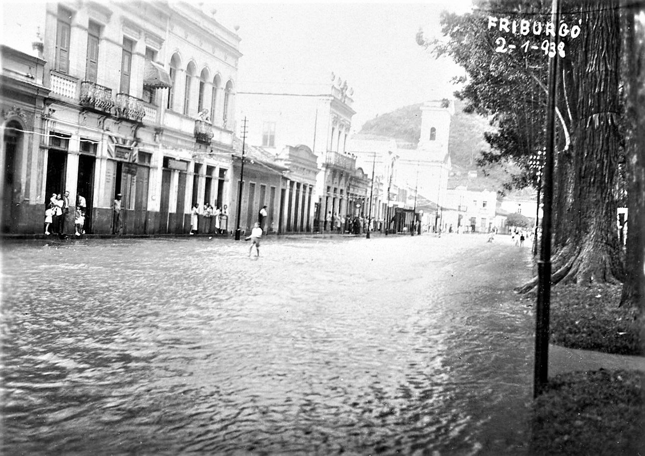 As enchentes do Rio Bengalas no cotidiano de Nova Friburgo 5 O Bengalas homenageado no hino “o Bengalas sereno desliza sob o olhar do Cruzeiro do Sul”. Acervo pessoal