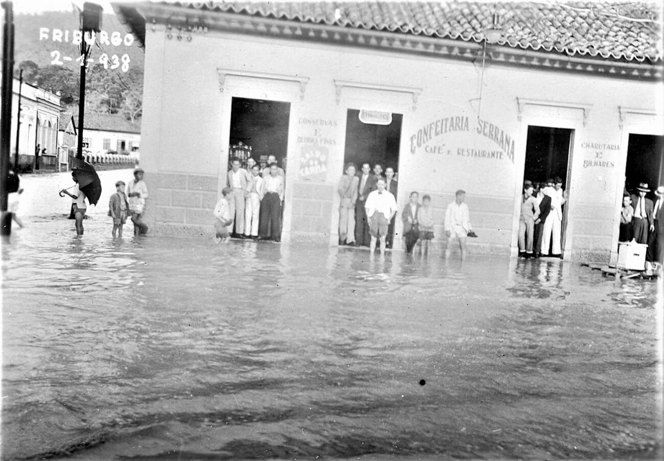 As enchentes do Rio Bengalas no cotidiano de Nova Friburgo 1 O Rio Bengalas é formado pelos rios Santo Antônio e Cônego. Acervo pessoal