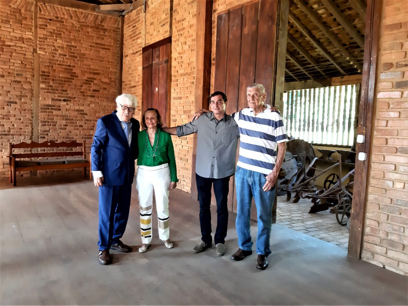 Fazenda Sant'Anna: dos barões de Cantagalo ao clã Monnerat 4 O historiador suíço Martin Nicoulin entre os Monnerat. Acervo pessoal.