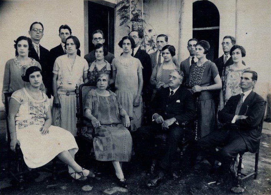 Fazenda Sant'Anna: dos barões de Cantagalo ao clã Monnerat 2 Sebastião Monnerat Lutterbach, sentado ao centro. Acervo Julio Lutterbach.