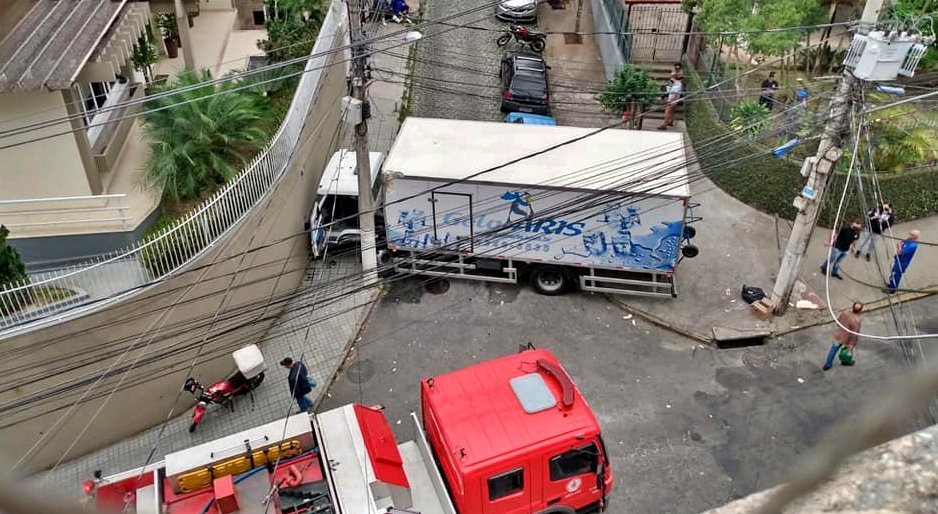 Friburgo: Caminhão perde o freio e colide contra muro de prédio nas Braunes