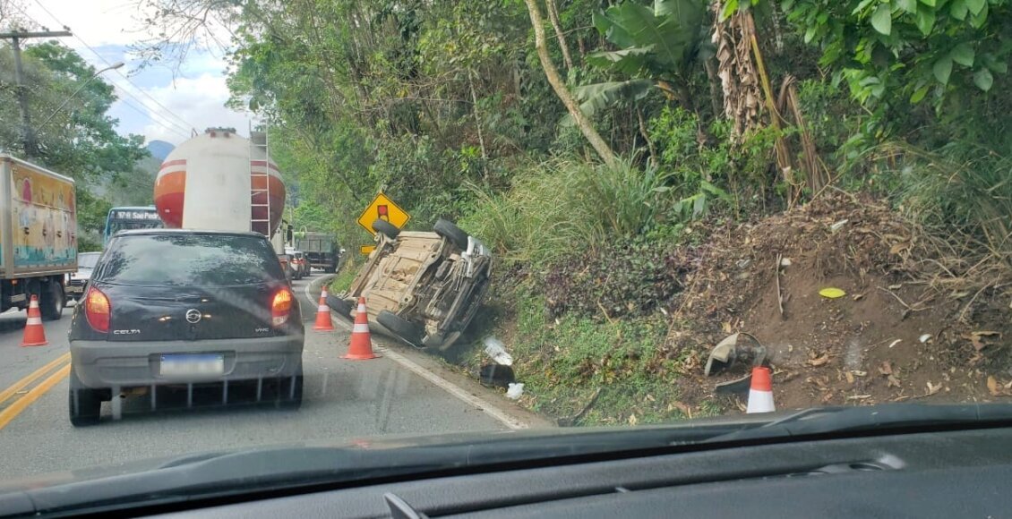 Capotamento de veículo deixa motorista ferido na RJ-116, em Nova Friburgo