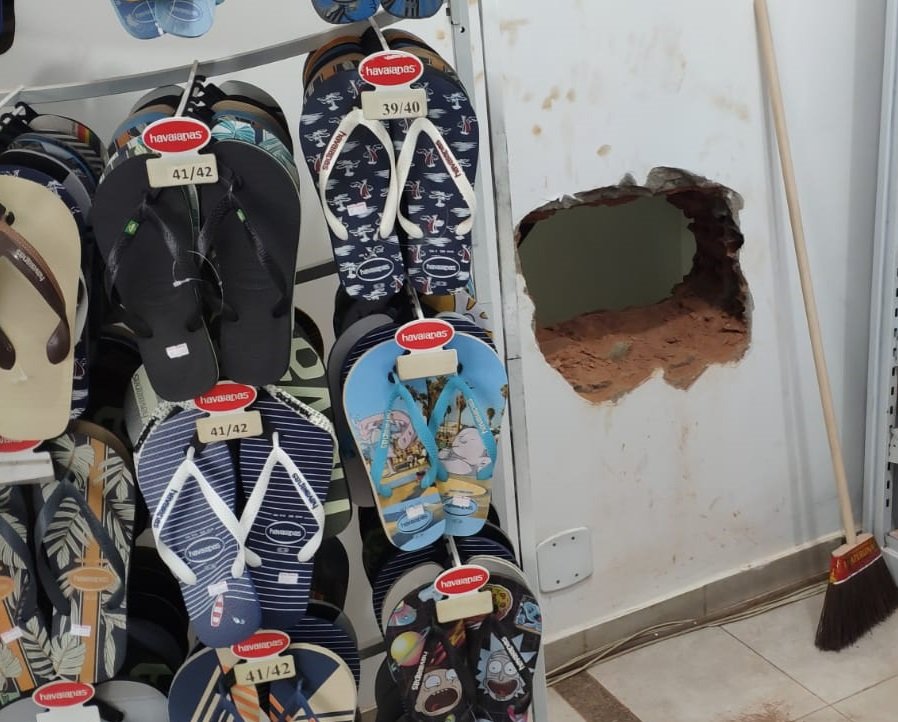 Bandidos agem de forma parecida para furtar em Itaperuna, Cambuci e São Fidélis 1 Ótica e joalheria tem 500 relógios, 60 cordões de ouro e dinheiro furtados no Centro de Itaperuna (Foto: Blog Jorge Luiz)