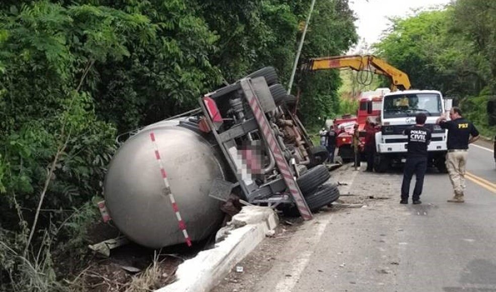 Acidente na BR-356 derrama substância tóxica; Defesa Civil alerta sobre Rio Muriaé