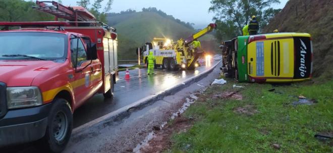 Ônibus tomba na BR-040, mata uma mulher e fere 44 pessoas em Minas Gerais