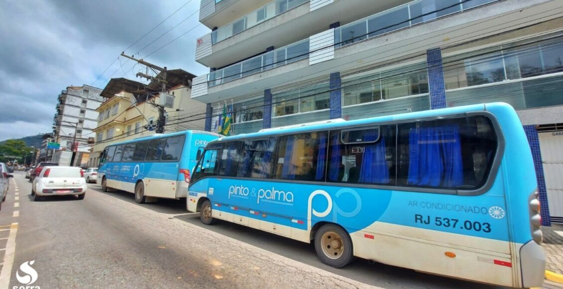 Motoristas de ônibus fazem paralisação em frente a Câmara de Cantagalo