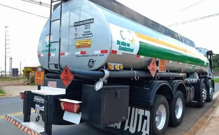 Transportadores de combustíveis paralisam atividades em seis estados