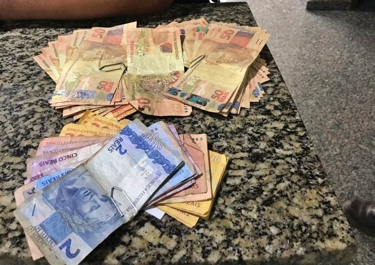 Homens são detidos em Itaocara após passarem notas falsas em Aperibé