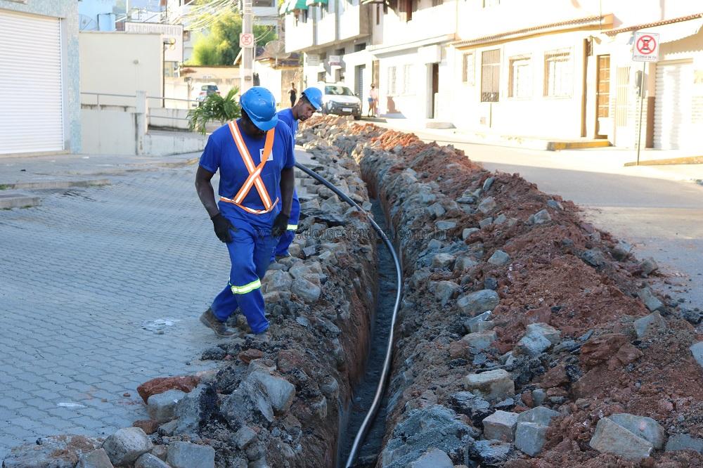 Manutenção na rede de água beneficia 50 famílias no Centro de Cordeiro 1 Manutenção corretiva troca 230 metros da antiga rede de distribuição, que estava obstruída e dificultando o fornecimento de água.