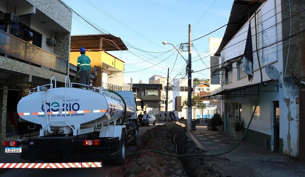 Manutenção na rede de água beneficia 50 famílias no Centro de Cordeiro