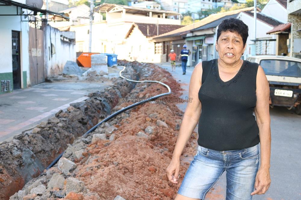 Manutenção na rede de água beneficia 50 famílias no Centro de Cordeiro 2 Dona Eliane Siqueira acompanhou com entusiasmo todos os detalhes da intervenção, na rua onde vive há mais de 40 anos.