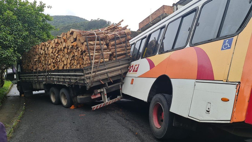 Caminhão desgovernado desce rua e atinge ônibus em Petrópolis