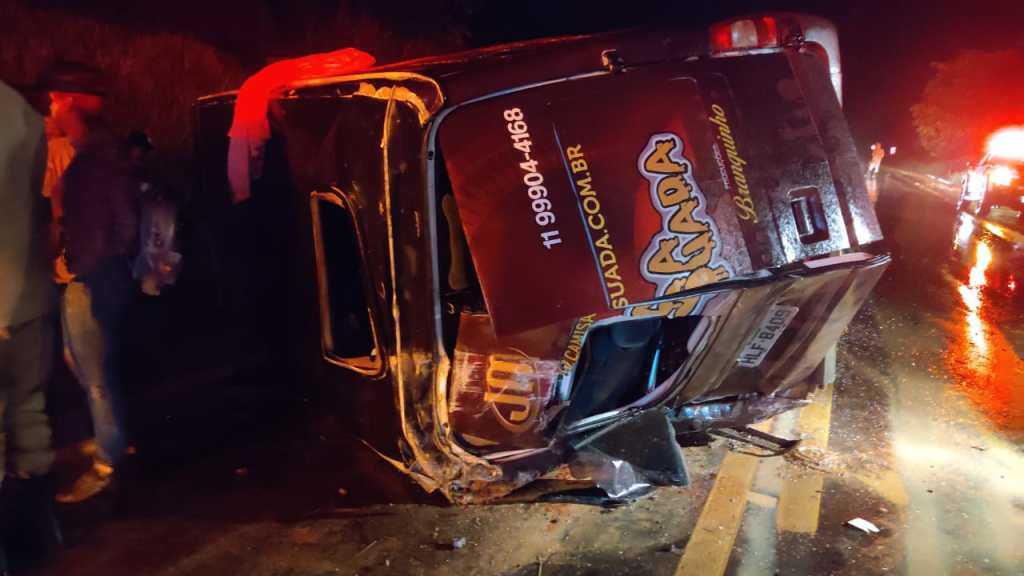 Van com integrantes da Banda Camisa Suada capota na RJ-124 em Itaperuna 1 Acidente com a van da Banda Camisa Suada em Itaperuna