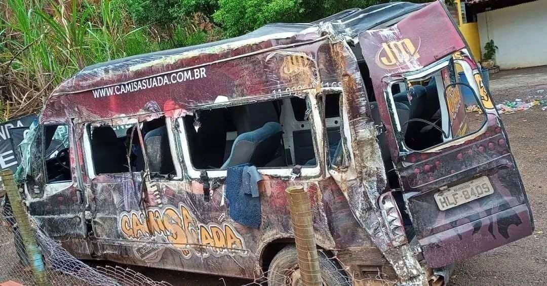 Van com integrantes da Banda Camisa Suada capota na RJ-124 em Itaperuna