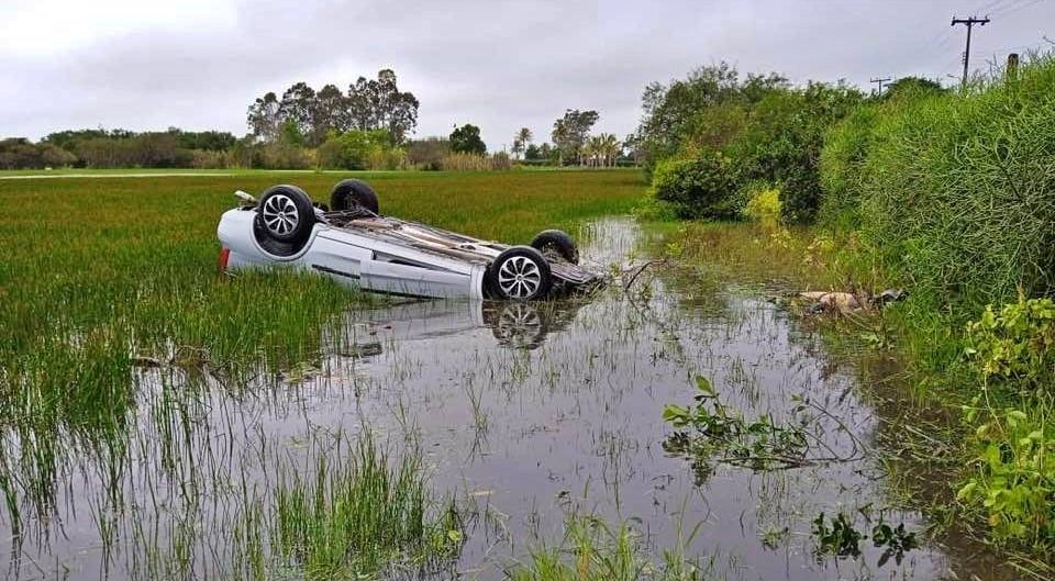 Mãe e filha morrem em capotamento de carro em Campos dos Goytacazes