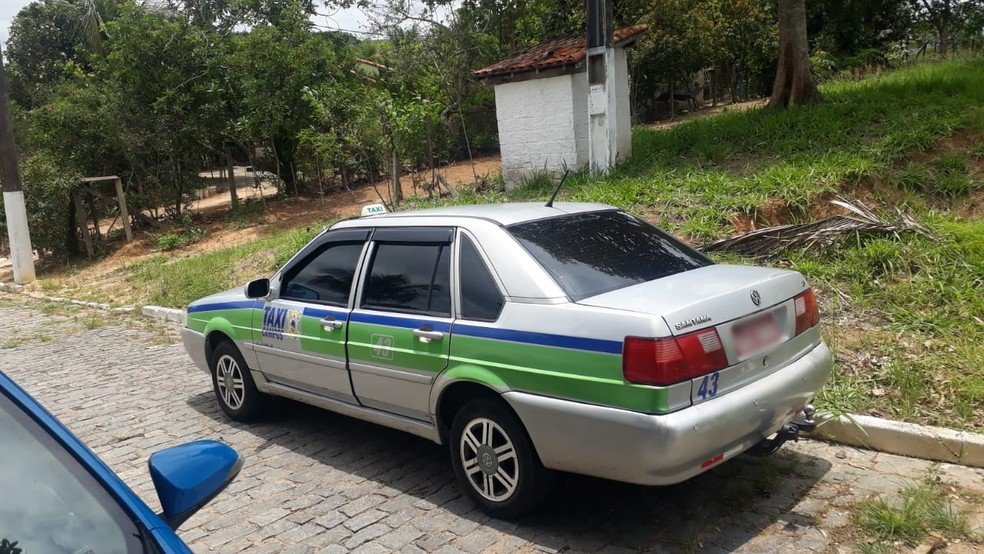 Taxista pula de carro em movimento durante tentativa de assalto em Campos
