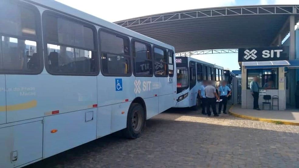 Pintor morre prensado por ônibus de empresa durante manobra, em Macaé