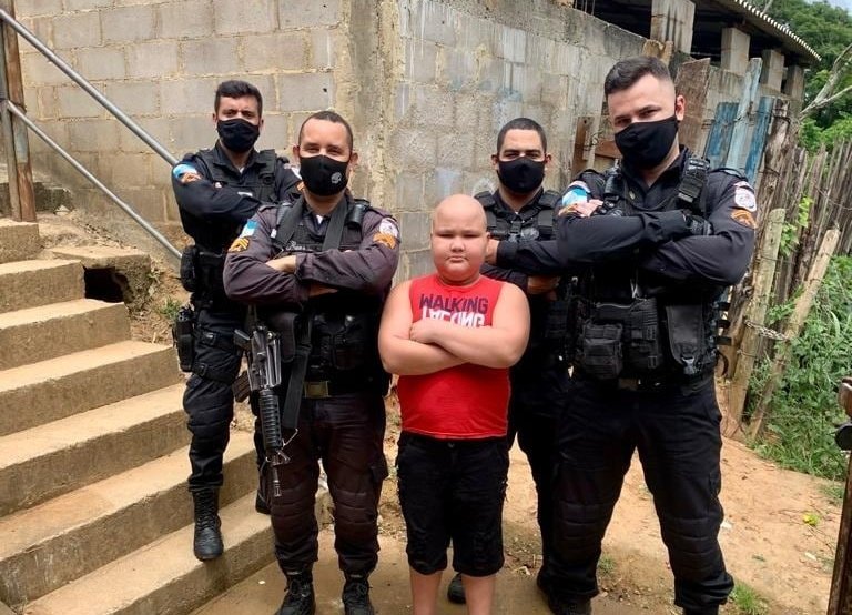 Policiais fazem surpresa para menino que luta contra leucemia em Itaocara