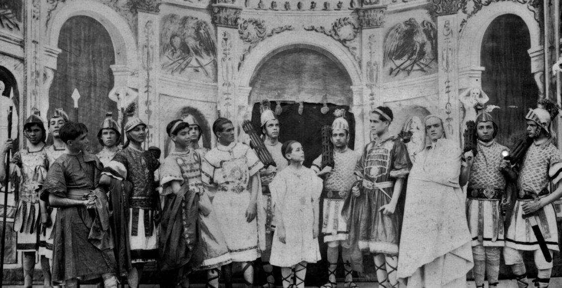 Alunos do Anchieta encenam no salão nobre, 1916. Acervo Colégio Anchieta