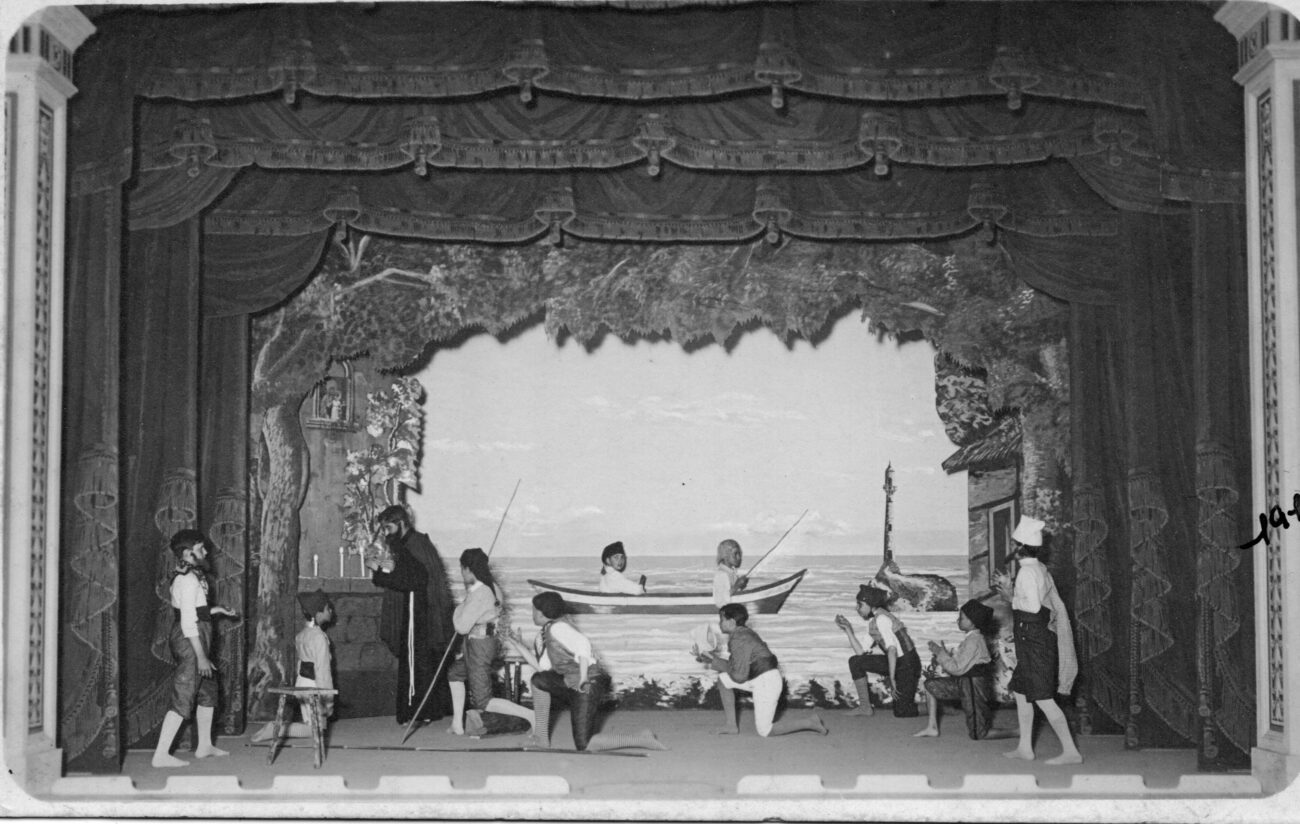 Teatro do Colégio Anchieta: a grande arte dos Jesuítas 6 Alunos em cena teatral, 1919. Acervo Colégio Anchieta