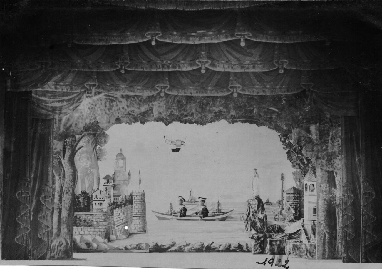 Teatro do Colégio Anchieta: a grande arte dos Jesuítas 11 Detalhe para o criativo cenário. Ano de 1922. Acervo Colégio Anchieta