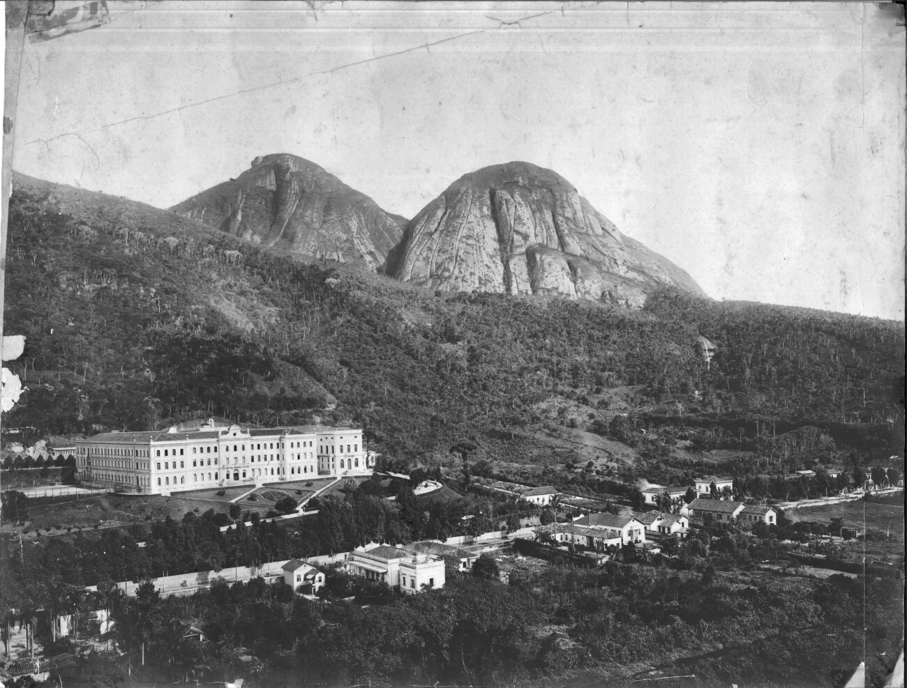 Teatro do Colégio Anchieta: a grande arte dos Jesuítas 1 Do Anchieta observava-se a movimentação na vila. Acervo Colégio Anchieta