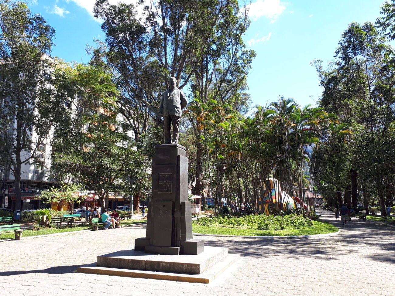 Estátua na Praça Getúlio Vargas de Alberto Braune. Acervo pessoal