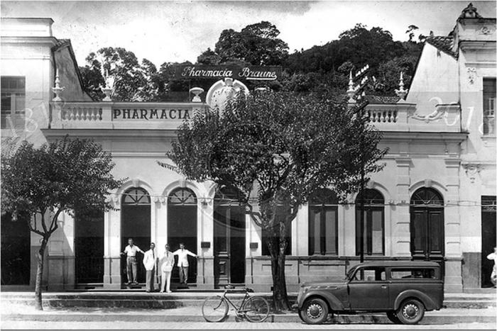Um escândalo em Nova Friburgo: o caso Alberto Braune 5 Farmácia Braune na rua Alberto Braune. Acervo F.D.JoãoVI