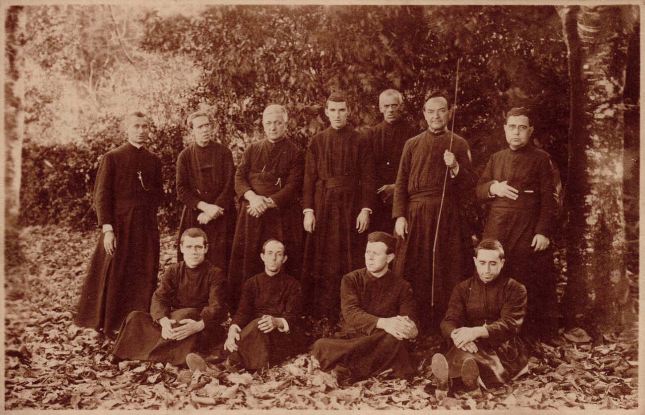 Salve Cantagalo, Salve Cordeiro! Os grandes passeios do Colégio Anchieta 2 Irmãos coadjutores que auxiliam nos passeios. Acervo Colégio Anchieta