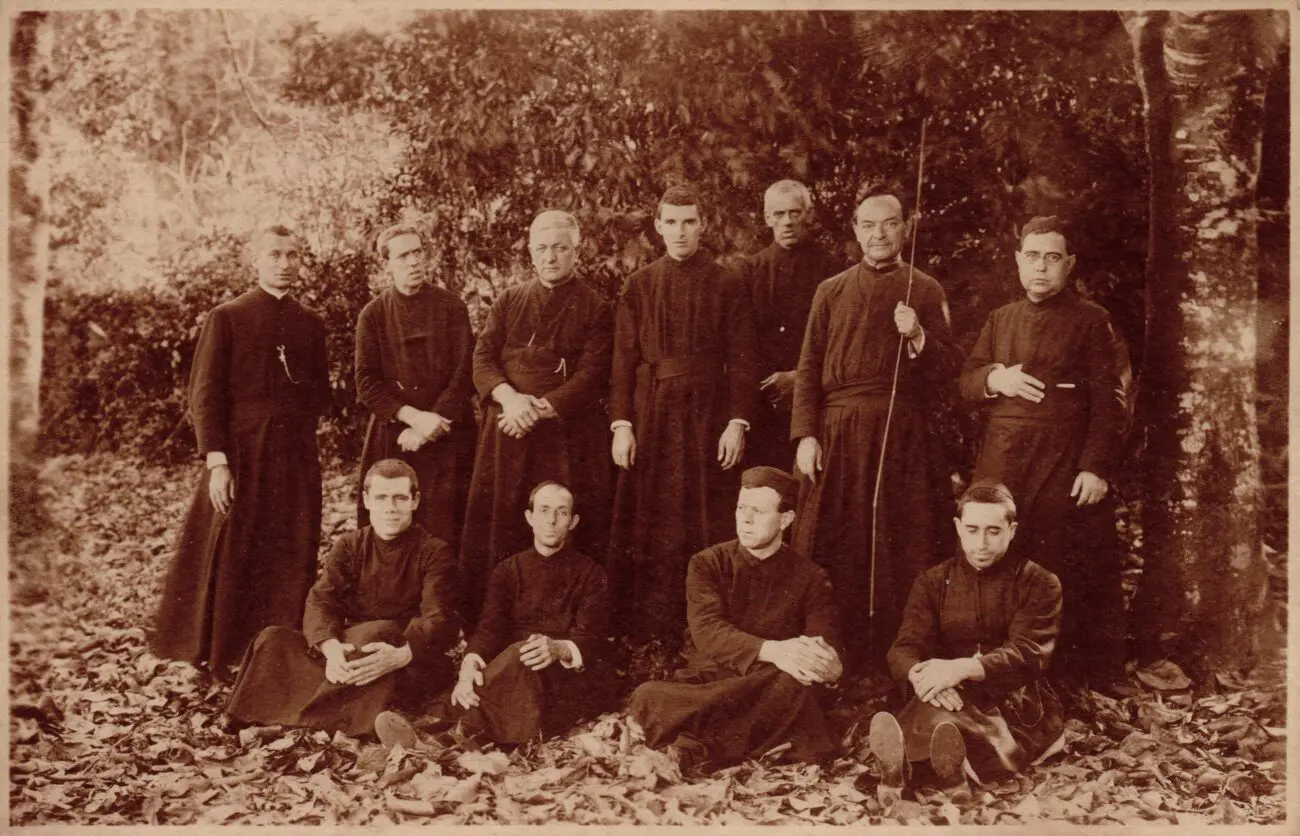 Irmãos coadjutores que auxiliam nos passeios. Acervo Colégio Anchieta