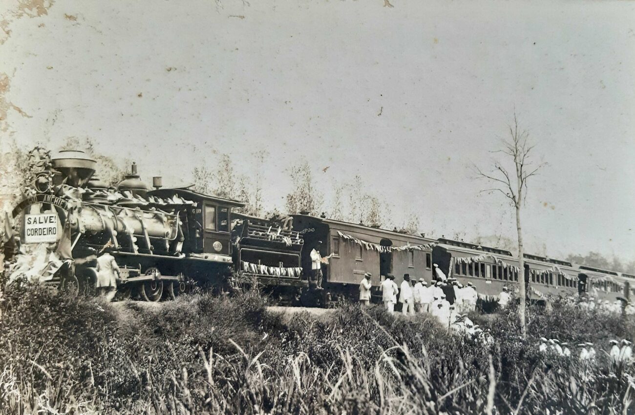 Salve Cantagalo, Salve Cordeiro! Os grandes passeios do Colégio Anchieta 6 Na locomotiva, cartaz saldando Cordeiro. Acervo Colégio Anchieta