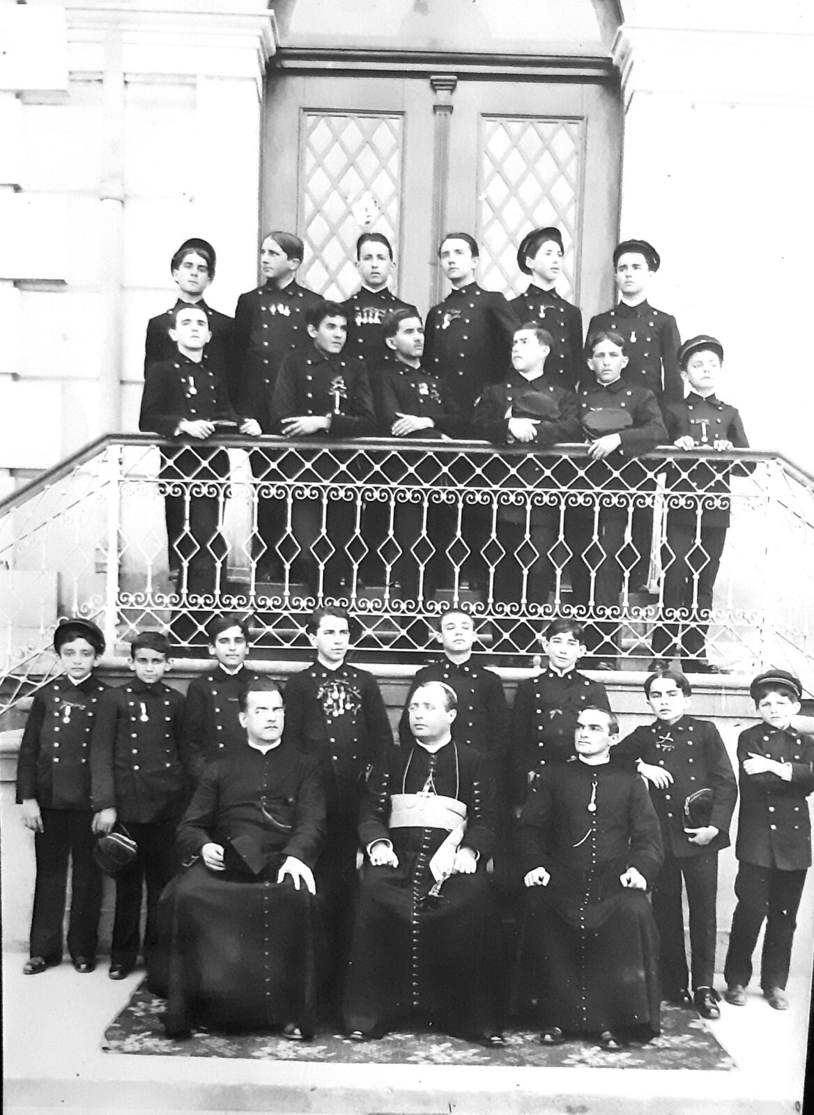 Salve Cantagalo, Salve Cordeiro! Os grandes passeios do Colégio Anchieta 5 Padre Reitor José M. de Madureira, sentado à esquerda. Acervo Colégio Anchieta