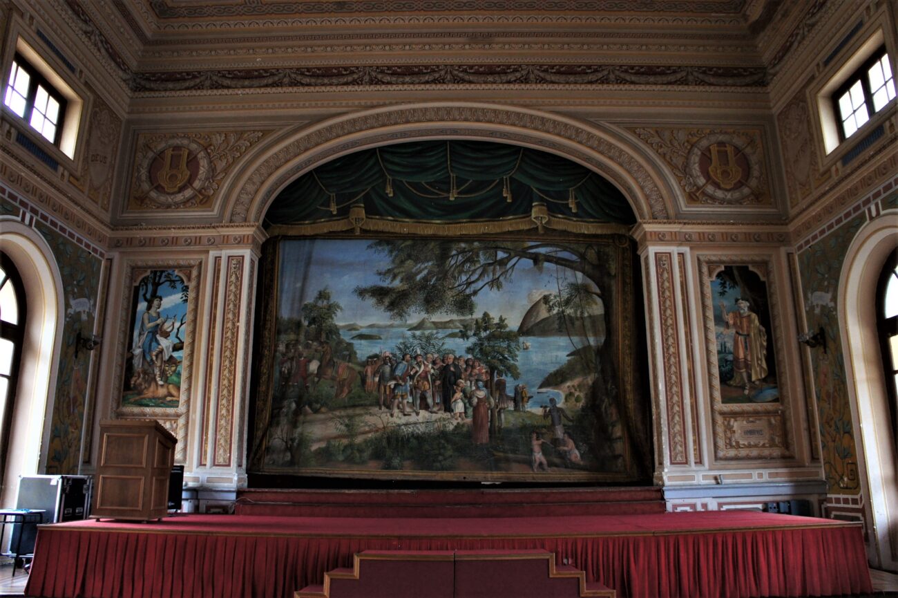 Teatro do Colégio Anchieta: a grande arte dos Jesuítas 4 Pano-de-boca do teatro, obra do padre Prosperi. Acervo pessoal