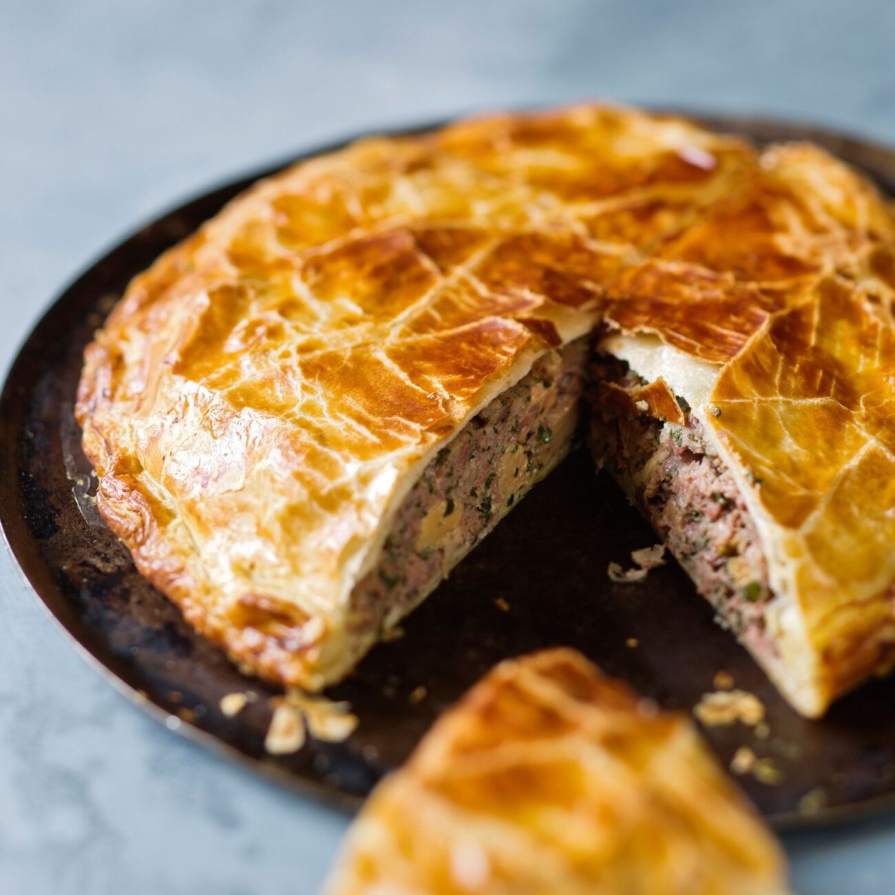 Gastronomia francesa em Nova Friburgo 5 Patê de Pithiviers, uma massa recheada com carne. Acervo internet