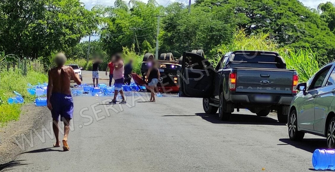 Motorista morre após caminhão com água mineral tombar em Itaocara