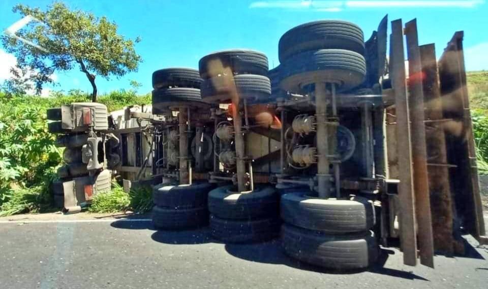Carreta carregada de massa asfáltica tomba na RJ-116, em Pádua