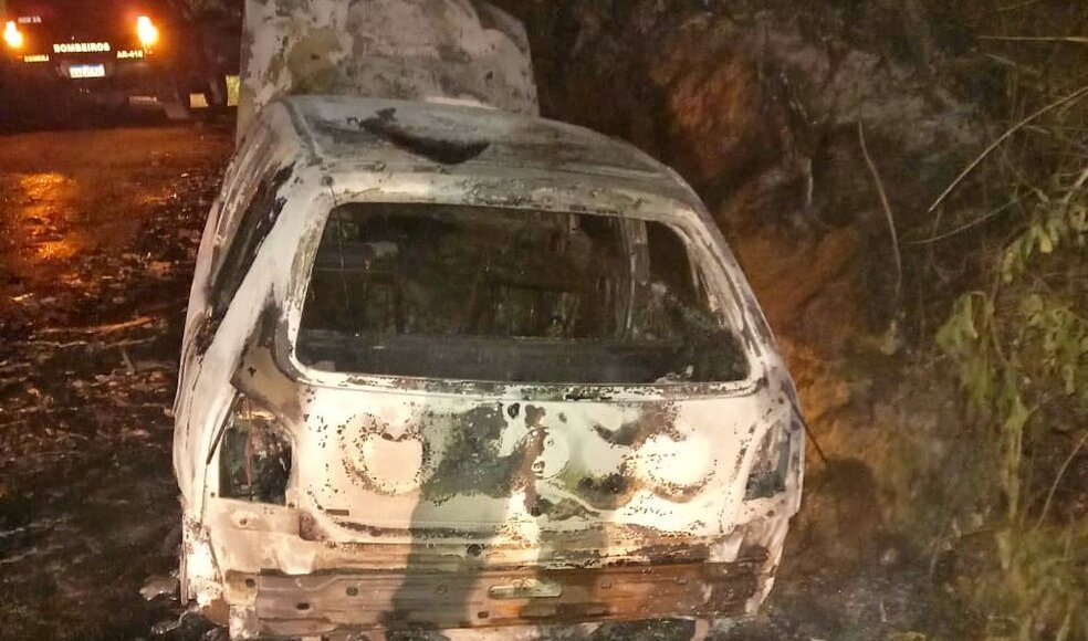 Corpo carbonizado é encontrado dentro de carro em Nova Friburgo