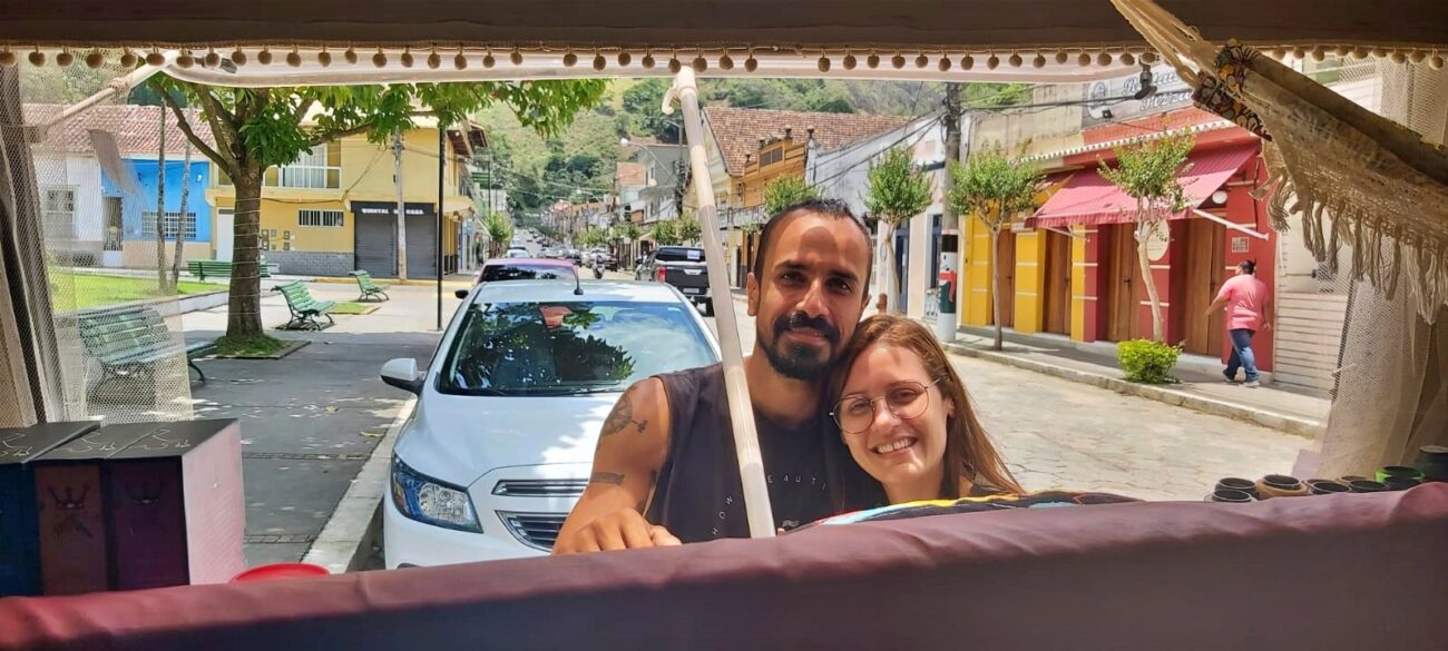 Casal, em uma 'Kombi Sem Destino', fez estada em Santa Maria Madalena 1 Casal, em uma 'Kombi Sem Destino', fez estada em Santa Maria Madalena