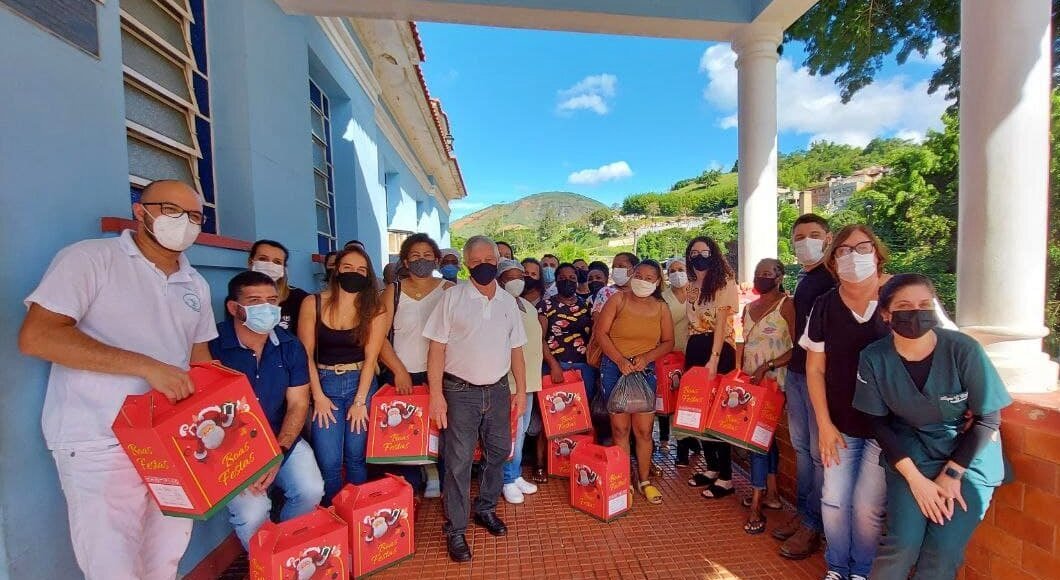 Profissionais do Hospital de Cantagalo recebem cesta de Natal